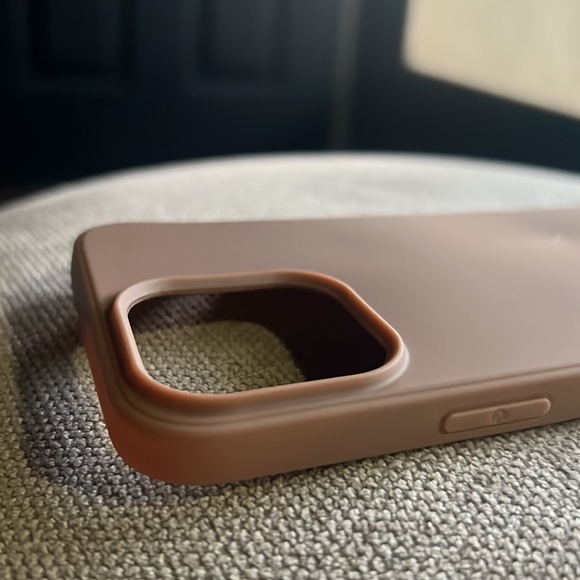 iPhone 13 Pro case holder with chain. - Picture 4 of 4